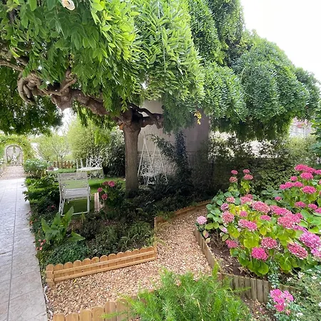 Дом отдыха La Roseliere Maison Plain Pied Confortable Belle Decoration Jardin Magnifique Parking Privatif A 10 Mn A Pied Centre Ville Bayeux Proche Plages Du Debarquement Et Omaha Beach Байе