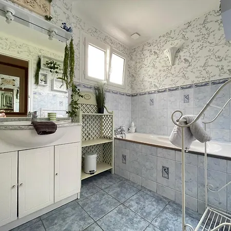 La Roseliere Maison Plain Pied Confortable Belle Decoration Jardin Magnifique Parking Privatif A 10 Mn A Pied Centre Ville Bayeux Proche Plages Du Debarquement Et Omaha Beach Дом отдыха *