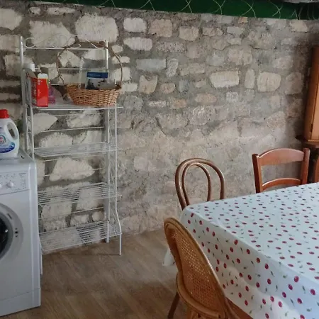 Dom wakacyjny La Roseliere Maison Plain Pied Confortable Belle Decoration Jardin Magnifique Parking Privatif A 10 Mn A Pied Centre Proche Plages Du Debarquement Et Omaha