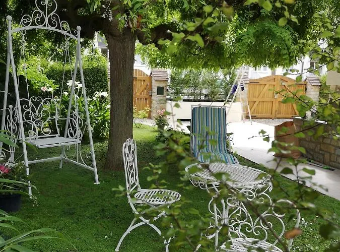 La Roseliere Maison Plain Pied Confortable Belle Decoration Jardin Magnifique Parking Privatif A 10 Mn A Pied Centre Proche Plages Du Debarquement Et Omaha Ferienhaus