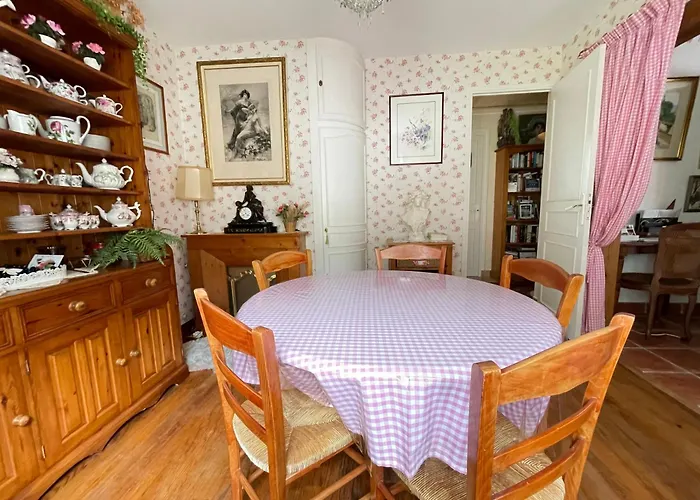 La Roseliere Maison Plain Pied Confortable Belle Decoration Jardin Magnifique Parking Privatif A 10 Mn A Pied Centre Proche Plages Du Debarquement Et Omaha Ferienhaus *