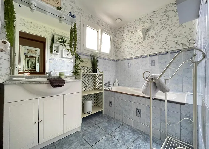 La Roseliere Maison Plain Pied Confortable Belle Decoration Jardin Magnifique Parking Privatif A 10 Mn A Pied Centre Proche Plages Du Debarquement Et Omaha Ferienhaus *