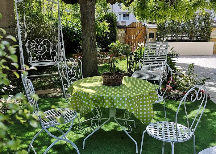 La Roseliere Maison Plain Pied Confortable Belle Decoration Jardin Magnifique Parking Privatif A 10 Mn A Pied Centre Proche Plages Du Debarquement Et Omaha Ferienhaus